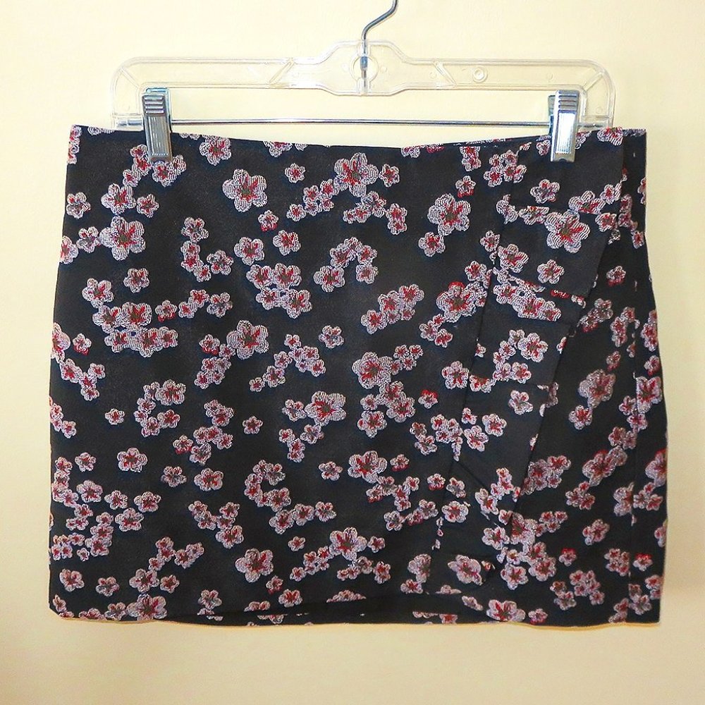 EXPRESS Mini Skirt with embroidered flowers, Sz 8